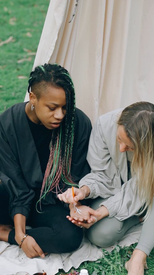 有关坐, 垂直视频, 多样化的免费素材视频