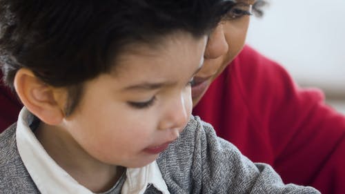 有关儿子, 坐, 女人的免费素材视频