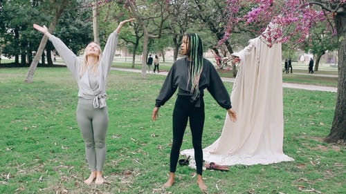 有关伸展, 光脚, 公园的免费素材视频