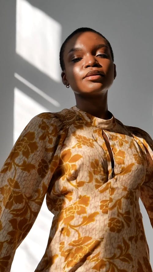 有关垂直视频, 微笑, 摆姿势的免费素材视频