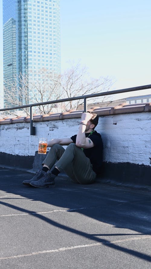 有关人, 休闲装, 啤酒的免费素材视频