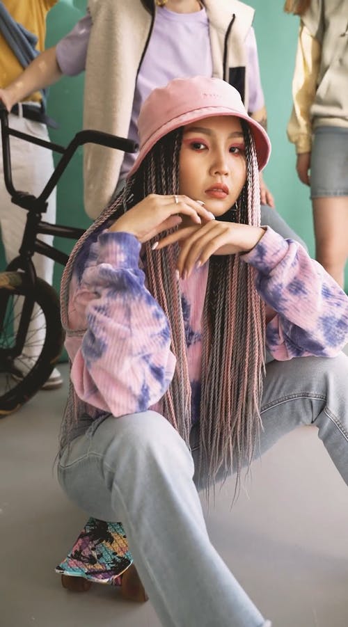 有关休闲装, 坐, 垂直视频的免费素材视频