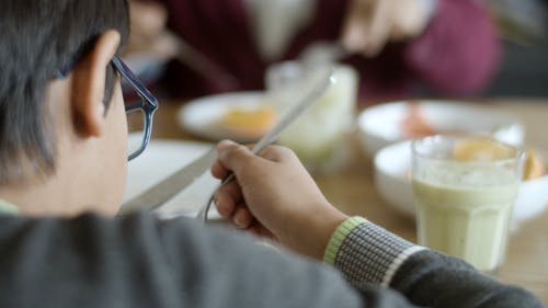 有关一杯牛奶, 人, 刀的免费素材视频