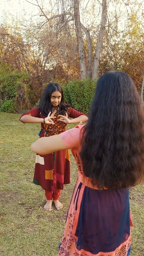 有关垂直视频, 户外, 手部动作的免费素材视频