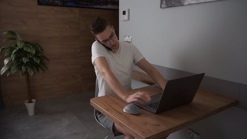 有关人, 在讲电话, 坐的免费素材视频