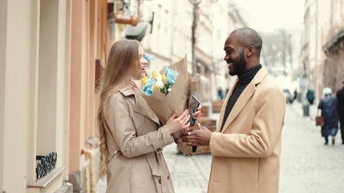 有关一对, 一束鲜花, 人的免费素材视频
