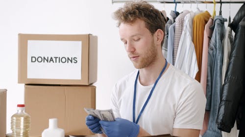 有关人, 志愿者, 手上的现金的免费素材视频