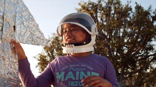 有关儿童, 太空头盔, 宇航员头盔的免费素材视频