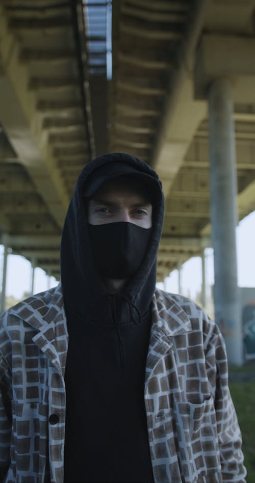 有关人, 匿名, 在桥下的免费素材视频