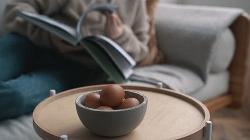 有关坐, 木桌, 模糊的背景的免费素材视频