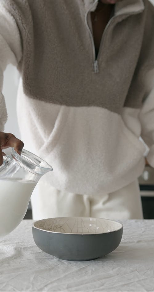 有关倾注, 垂直视频, 厨房的免费素材视频