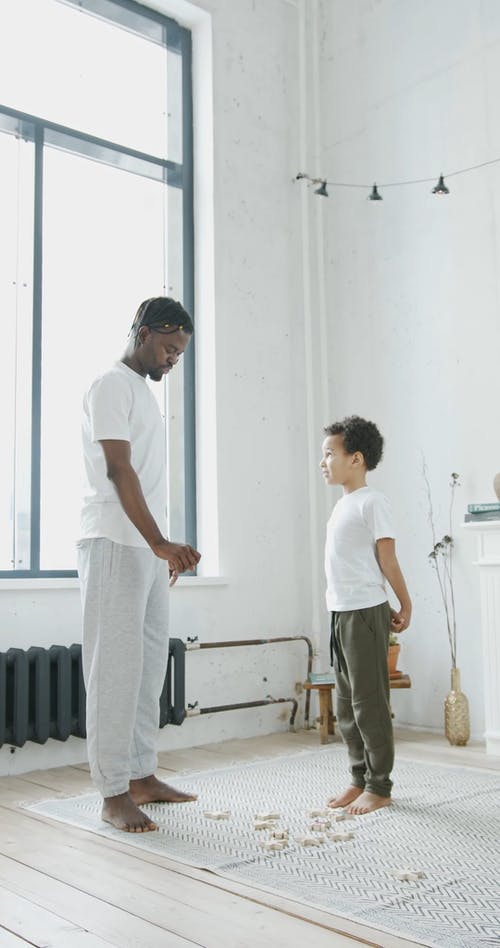 有关儿童, 垂直视频, 室内的免费素材视频