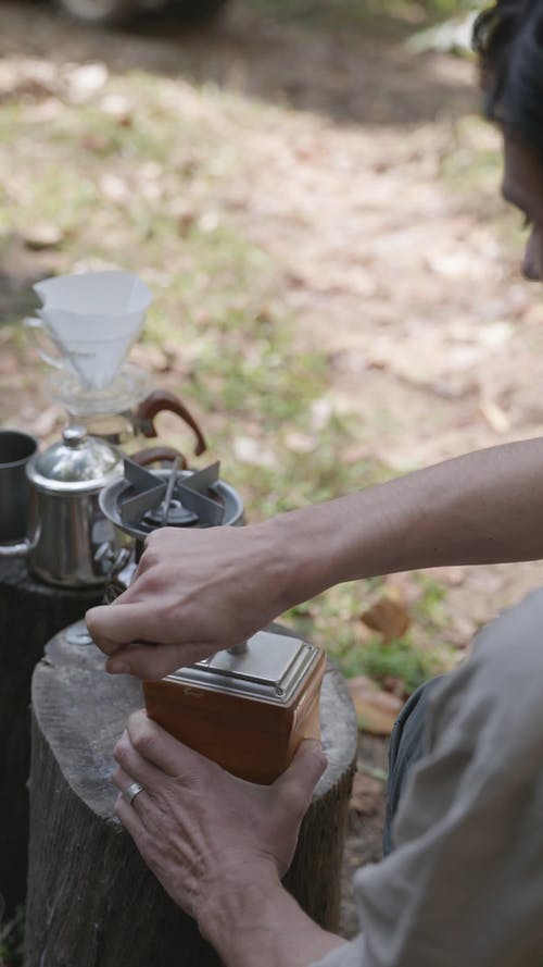 有关咖啡研磨机, 咖啡磨豆机, 垂直视频的免费素材视频