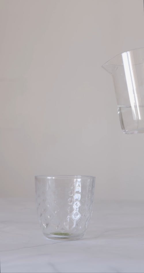 有关倾注, 喝, 垂直视频的免费素材视频