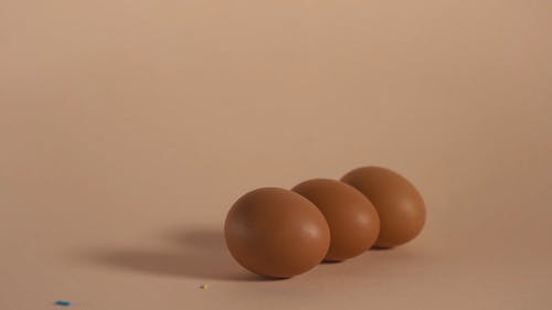 有关棕色的鸡蛋, 特写, 落下的免费素材视频