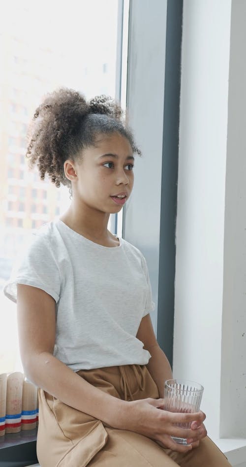 有关倚, 喝, 在窗户旁边的免费素材视频