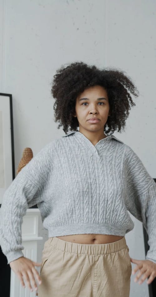 有关垂直视频, 女人, 摆姿势的免费素材视频