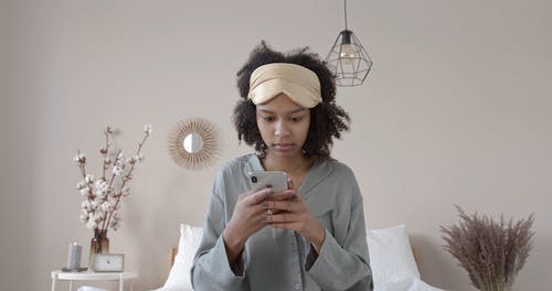 有关iPhone, 乾燥花, 女人的免费素材视频