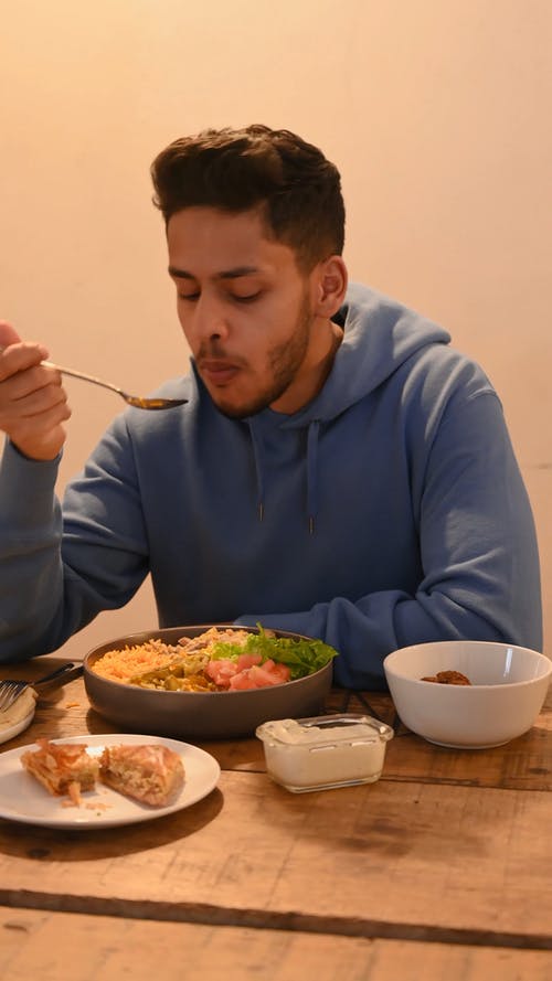 有关人, 叉子, 吃的免费素材视频