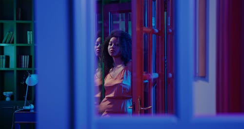 有关反射, 室内, 年轻女子的免费素材视频