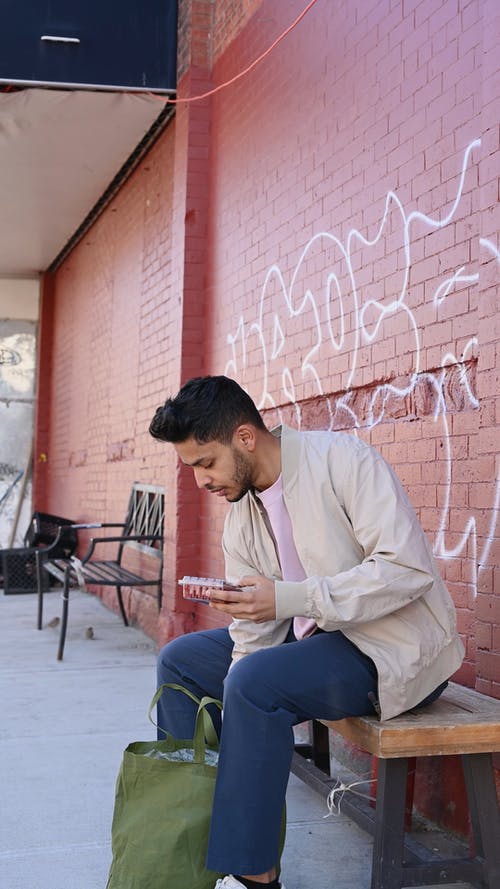 有关人, 坐, 垂直视频的免费素材视频