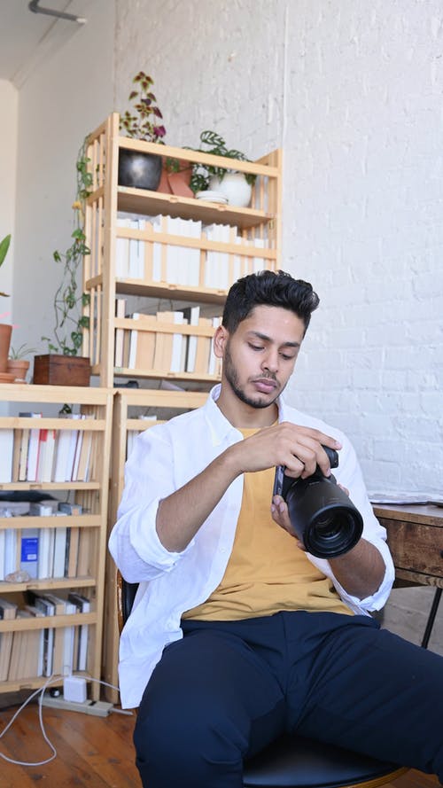 有关人, 双腿交叉, 坐的免费素材视频