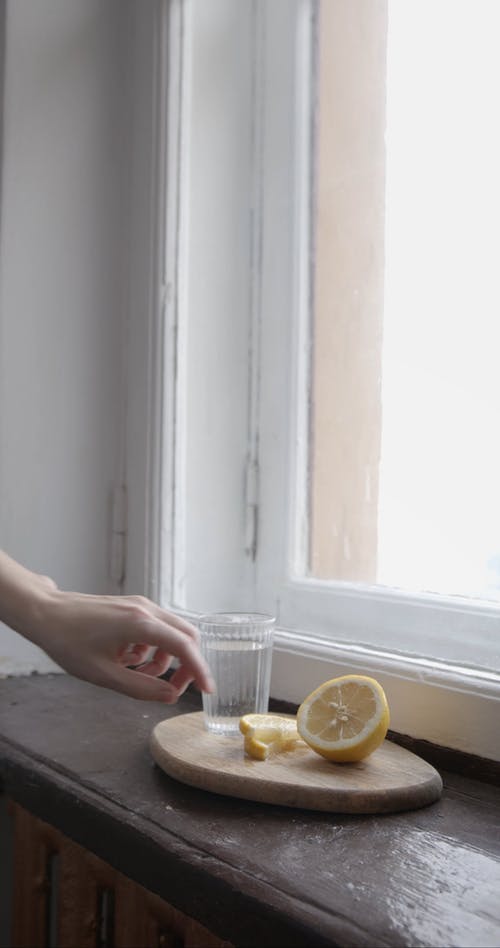 有关一杯水, 垂直视频, 手的免费素材视频