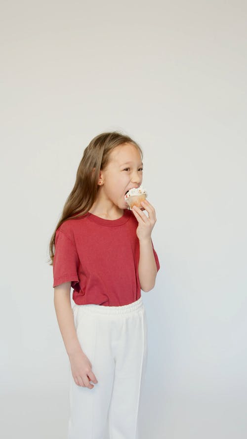 有关儿童, 可爱, 咬的免费素材视频