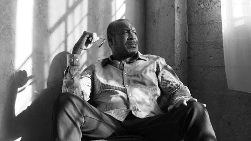 有关坐, 墨镜, 微笑的免费素材视频