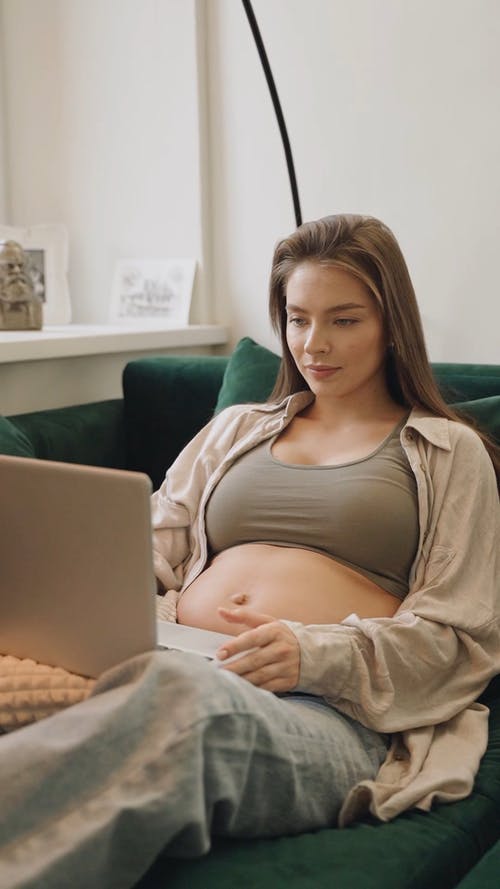 有关在家, 坐, 垂直视频的免费素材视频