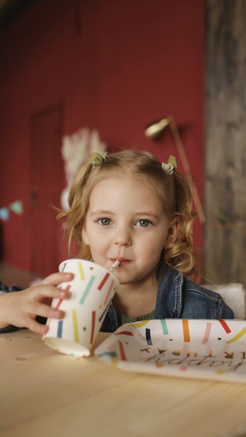 有关人, 可爱, 喝的免费素材视频