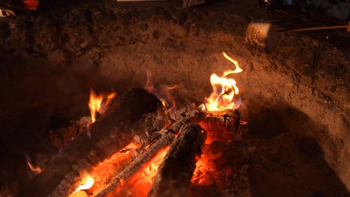 有关升火的木柴, 手, 晚上的免费素材视频