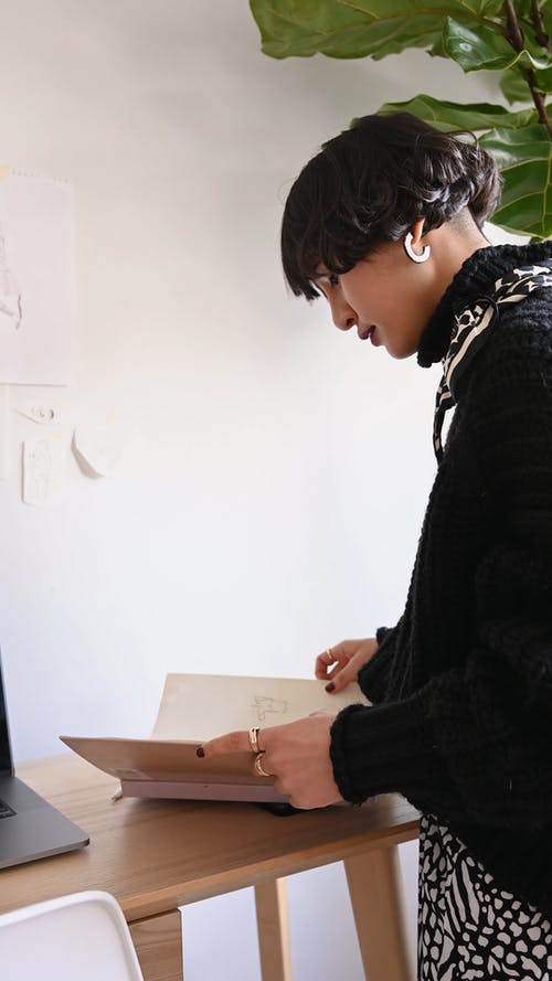 有关垂直视频, 女人, 室内植物的免费素材视频