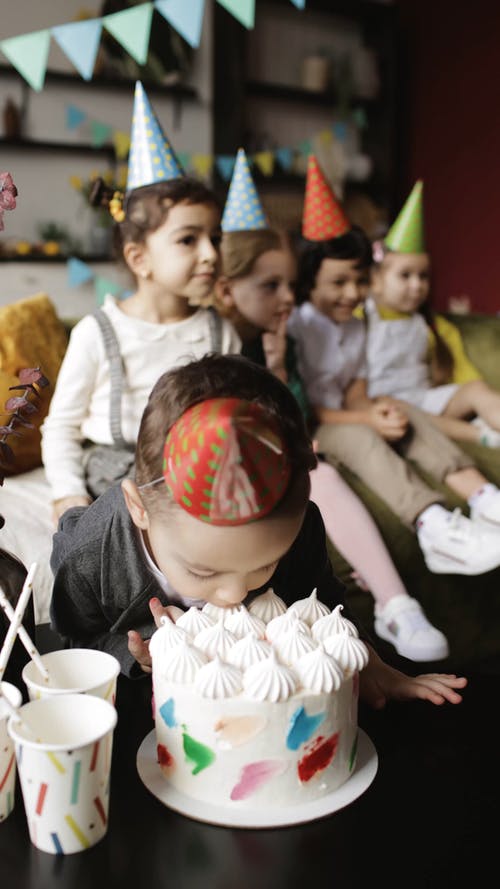 有关乾草, 可爱的孩子, 吃的免费素材视频