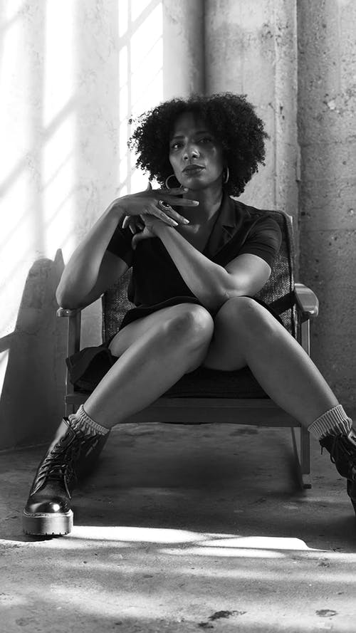 有关单色, 坐, 垂直视频的免费素材视频