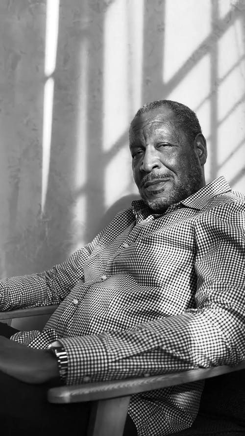 有关＃室内, 坐, 垂直视频的免费素材视频