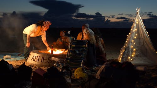 有关坐, 多风, 女性的免费素材视频
