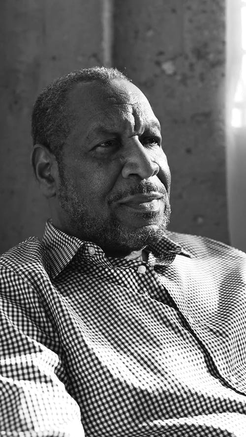 有关＃室内, 坐, 垂直视频的免费素材视频