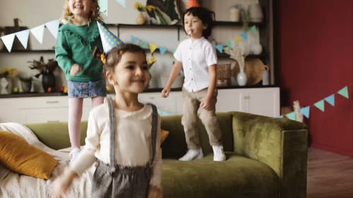 有关Throw Pillows, 可爱的孩子, 孩子的免费素材视频