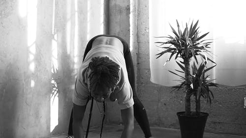 有关看着相机, 跳舞, 黑与白的免费素材视频