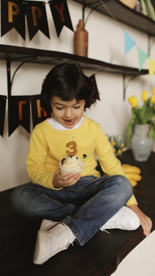 有关伸出舌头, 双腿交叉, 可爱的免费素材视频