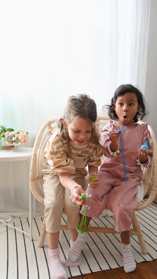 有关可爱, 坐, 垂直视频的免费素材视频