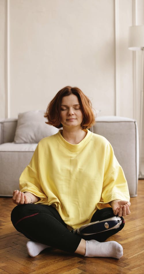 有关交叉的双腿, 假腿, 咖啡色头发的女人的免费素材视频