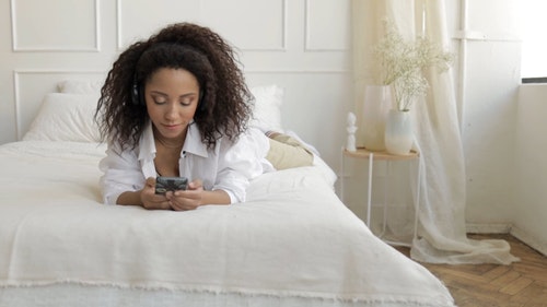 有关倾听,床,智慧手机的免费素材视频