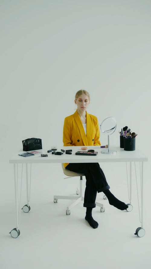 有关上班服, 不情绪化, 化妆工具的免费素材视频