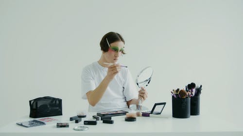 有关化妆品, 严肃, 坐的免费素材视频