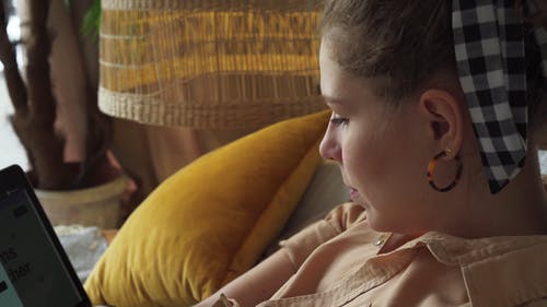 有关3C用品, Throw Pillows, 人的免费素材视频