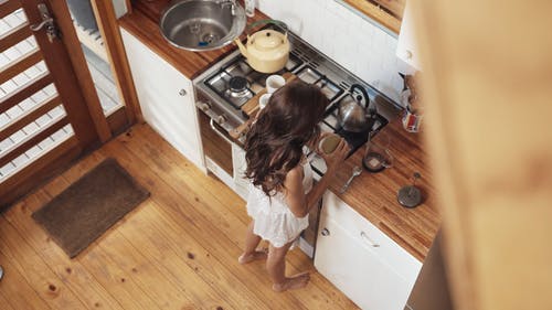 有关咖啡新闻, 在家, 头顶射击的免费素材视频