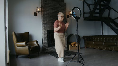 有关享受, 呆在家里, 奶奶的免费素材视频