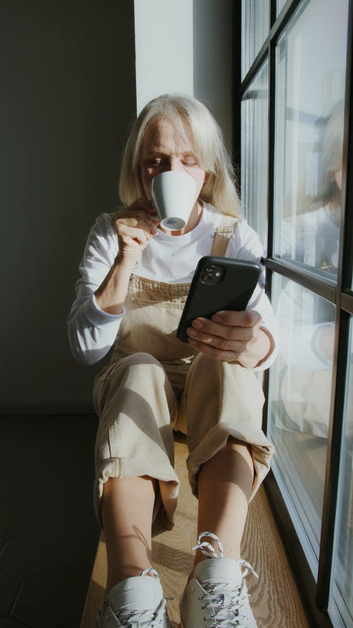 有关喝, 垂直视频, 女人的免费素材视频